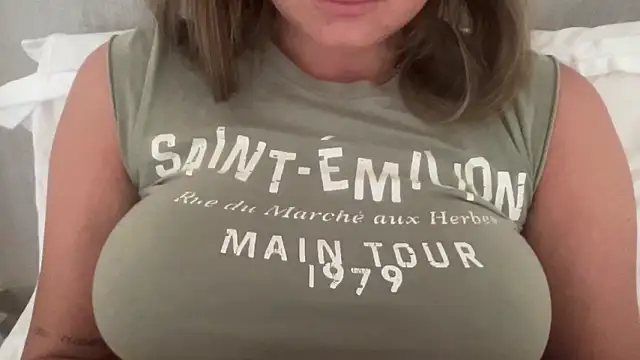 Snapshot of KaraLeee chatting on 03-01-25, 11:04 KaraLeee online show from 03-01-25, 11:04