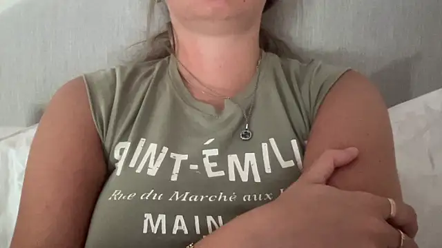 Snapshot of KaraLeee chatting on 03-03-25, 02:04 KaraLeee online show from 03-03-25, 02:04