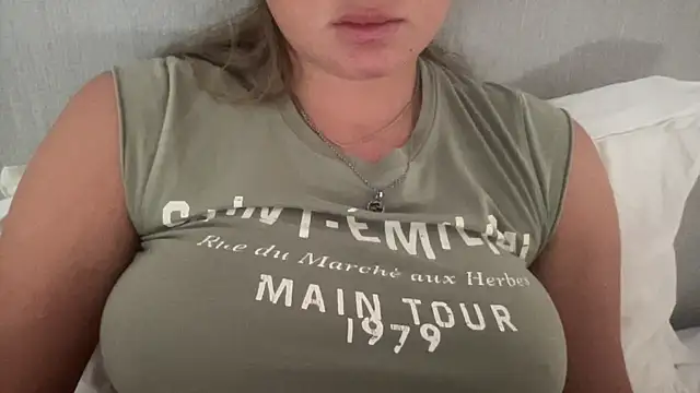 Snapshot of KaraLeee chatting on 03-04-25, 05:11 KaraLeee online show from 03-04-25, 05:11