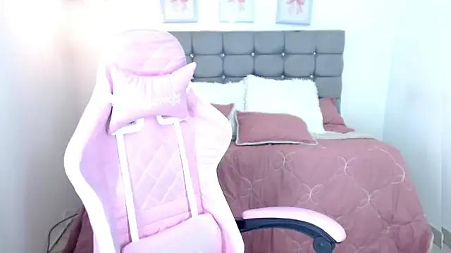 Snapshot of sarah_moon2 chatting on 10-30-25, 05:02 sarah moon2 online show from 10-30-25, 05:02