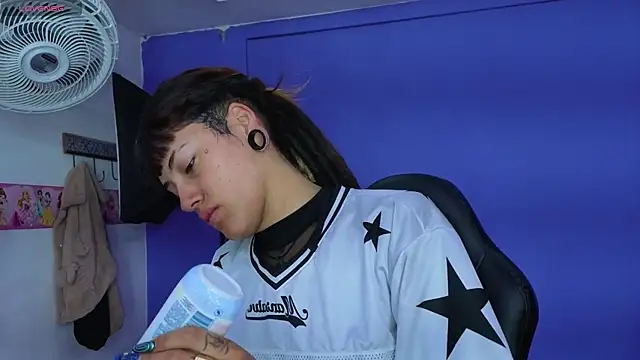 Snapshot of _sharlotte777 chatting on 11-13-25, 01:21 sharlotte777 online show from 11-13-25, 01:21