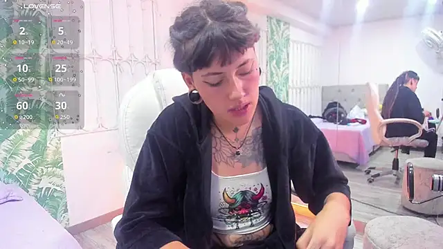 Snapshot of _sharlotte777 chatting on 11-18-25, 03:27 sharlotte777 online show from 11-18-25, 03:27