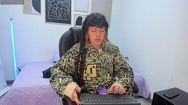 Snapshot of _sharlotte777 chatting on 11-22-25, 02:27 sharlotte777 online show from 11-22-25, 02:27