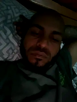 Snapshot of islandvybee55 chatting on 10-31-25, 06:58 islandvybee55 online show from 10-31-25, 06:58