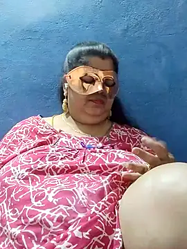 Snapshot of tamilthanushri chatting on 02-07-25, 04:06 tamilthanushri online show from 02-07-25, 04:06