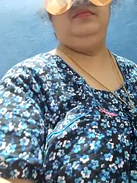 Snapshot of tamilthanushri chatting on 02-15-25, 02:37 tamilthanushri online show from 02-15-25, 02:37