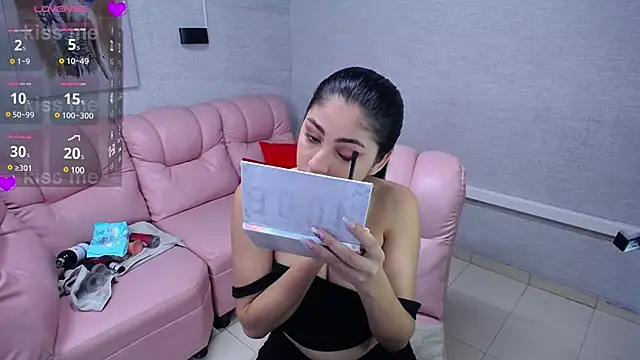 Snapshot of Alaya_cute chatting on 01-20-25, 10:48 Alaya cute online show from 01-20-25, 10:48