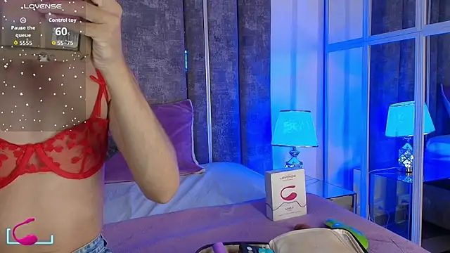 Snapshot of MaxiRogers chatting on 11-20-25, 11:32 MaxiRogers online show from 11-20-25, 11:32