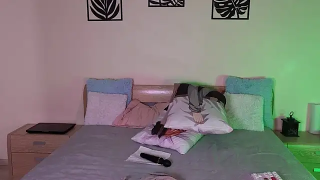 Snapshot of katycrown chatting on 09-15-25, 04:18 katycrown online show from 09-15-25, 04:18