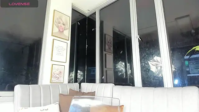 Snapshot of Megan_Lim chatting on 02-14-25, 10:28 Megan Lim online show from 02-14-25, 10:28