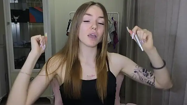 Snapshot of littlevildevil chatting on 01-19-25, 11:34 littlevildevil online show from 01-19-25, 11:34