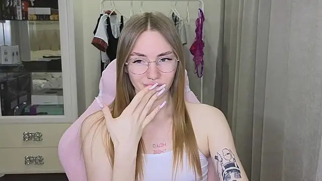 Snapshot of littlevildevil chatting on 01-28-25, 02:21 littlevildevil online show from 01-28-25, 02:21