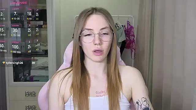 Snapshot of littlevildevil chatting on 02-06-25, 10:48 littlevildevil online show from 02-06-25, 10:48