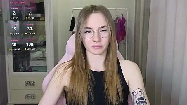 Snapshot of littlevildevil chatting on 02-08-25, 08:42 littlevildevil online show from 02-08-25, 08:42