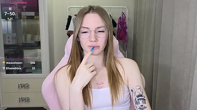 Snapshot of littlevildevil chatting on 02-11-25, 03:40 littlevildevil online show from 02-11-25, 03:40