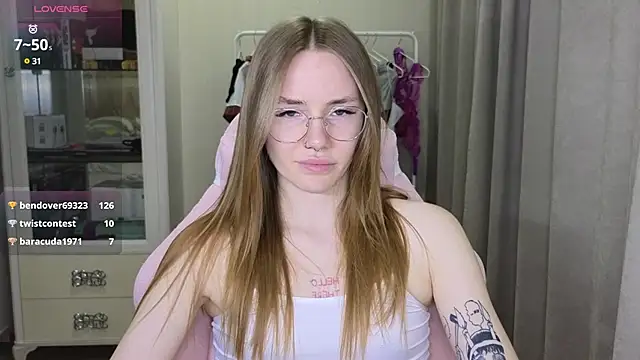 Snapshot of littlevildevil chatting on 02-21-25, 02:48 littlevildevil online show from 02-21-25, 02:48