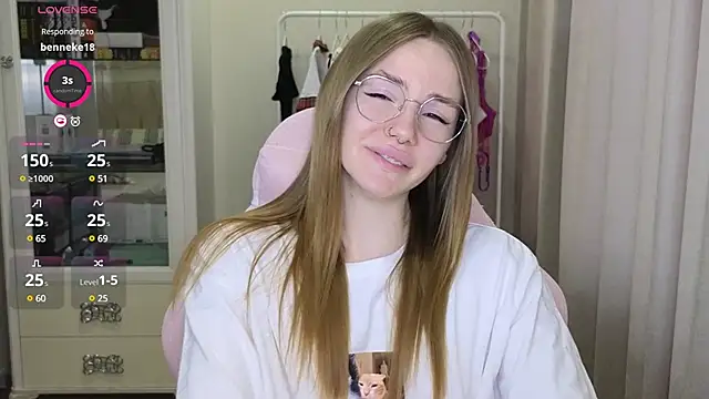 Snapshot of littlevildevil chatting on 02-25-25, 11:08 littlevildevil online show from 02-25-25, 11:08