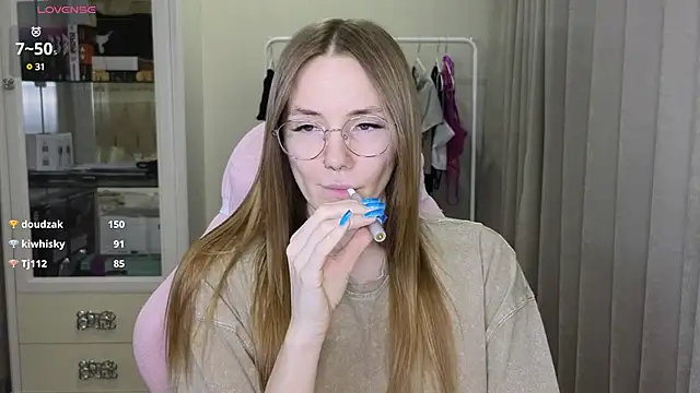 Snapshot of littlevildevil chatting on 02-26-25, 02:25 littlevildevil online show from 02-26-25, 02:25