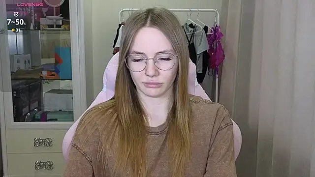 Snapshot of littlevildevil chatting on 03-05-25, 11:17 littlevildevil online show from 03-05-25, 11:17