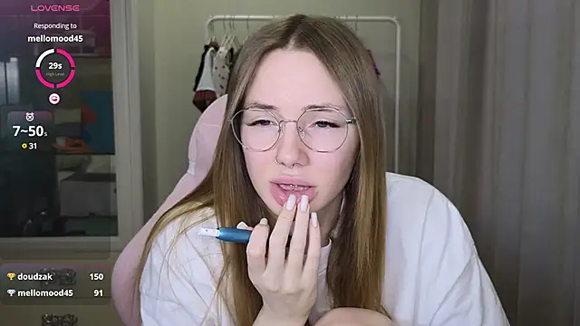 Snapshot of littlevildevil chatting on 03-07-25, 11:18 littlevildevil online show from 03-07-25, 11:18