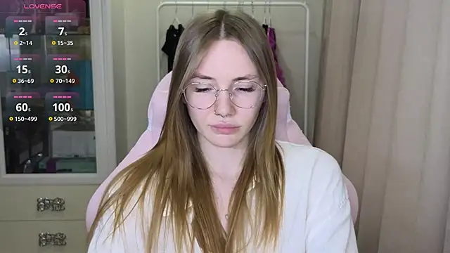 Snapshot of littlevildevil chatting on 03-14-25, 11:12 littlevildevil online show from 03-14-25, 11:12