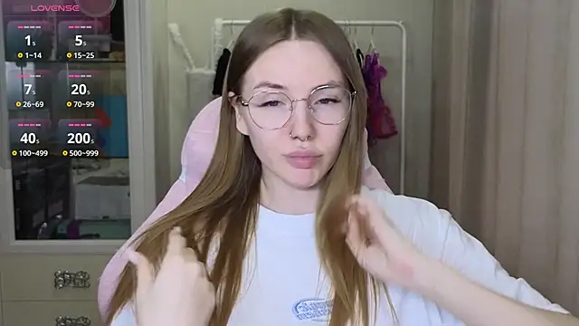 Snapshot of littlevildevil chatting on 03-19-25, 11:06 littlevildevil online show from 03-19-25, 11:06