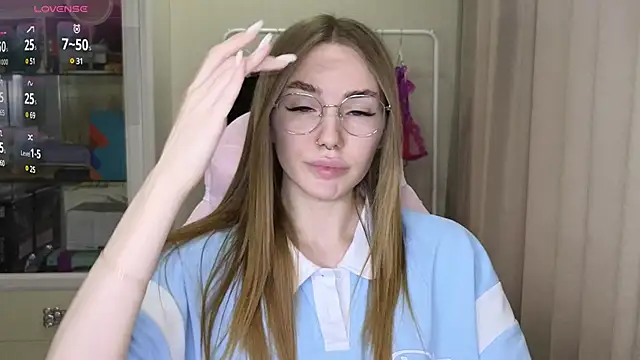 Snapshot of littlevildevil chatting on 03-22-25, 11:00 littlevildevil online show from 03-22-25, 11:00