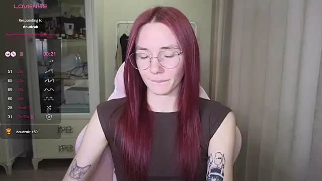 Snapshot of littlevildevil chatting on 09-19-25, 11:00 littlevildevil online show from 09-19-25, 11:00