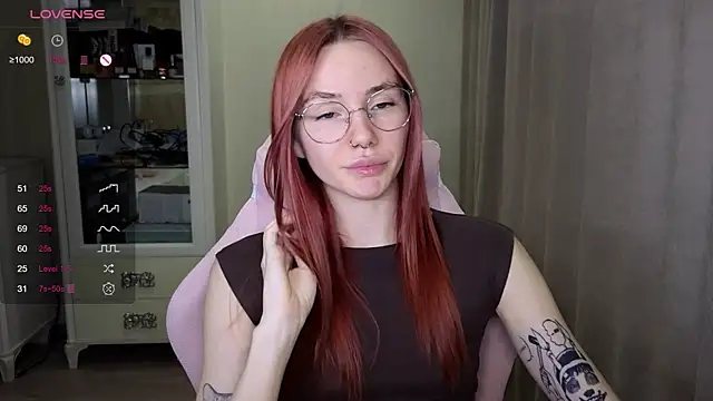 Snapshot of littlevildevil chatting on 10-18-25, 11:00 littlevildevil online show from 10-18-25, 11:00