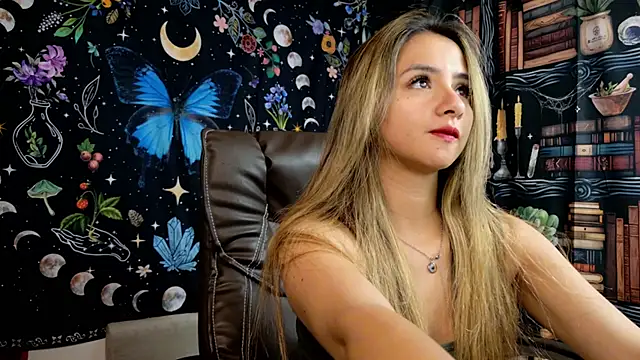 Snapshot of julietta___jackson chatting on 12-17-24, 08:21 julietta   jackson online show from 12-17-24, 08:21