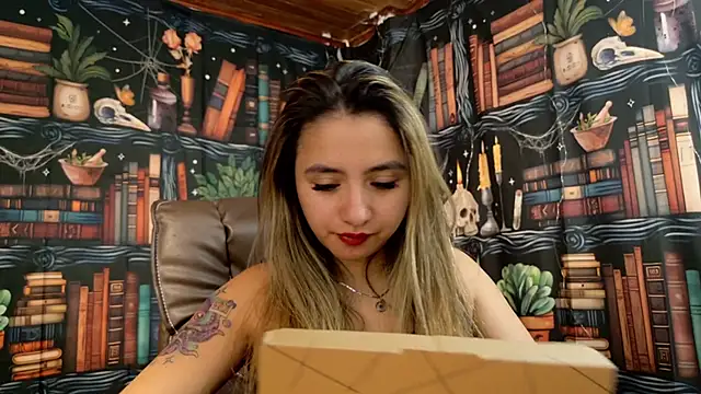 Snapshot of julietta___jackson chatting on 01-17-25, 08:11 julietta   jackson online show from 01-17-25, 08:11