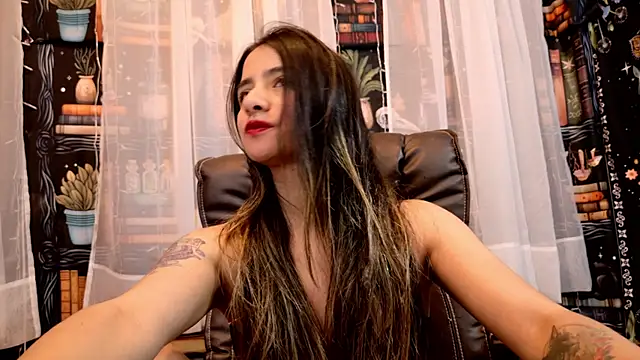 Snapshot of julietta___jackson chatting on 05-19-26, 10:05 julietta jackson online show from 05-19-26, 10:05