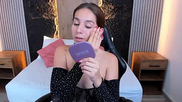 Snapshot of maroly_21 chatting on 03-08-25, 02:01 maroly 21 online show from 03-08-25, 02:01