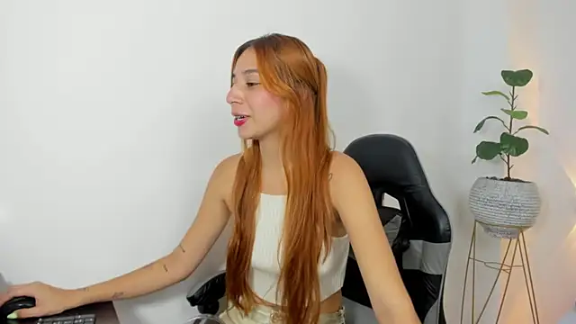 Snapshot of maroly_21 chatting on 10-10-25, 07:13 maroly 21 online show from 10-10-25, 07:13