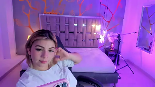 Snapshot of AlessiaDouce chatting on 11-08-25, 04:01 AlessiaDouce online show from 11-08-25, 04:01