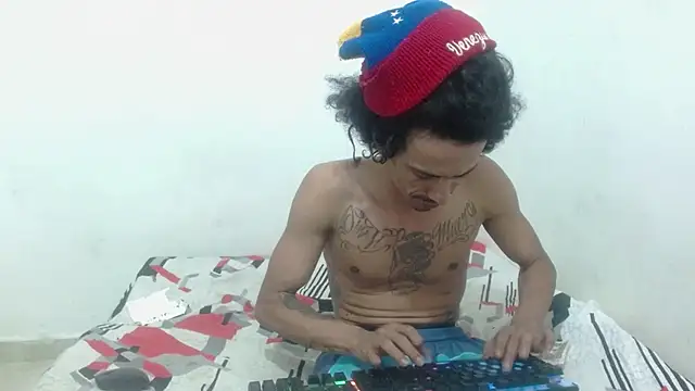 Snapshot of damian_bottom_bigcock chatting on 12-02-24, 10:45 damian bottom bigcock online show from 12-02-24, 10:45