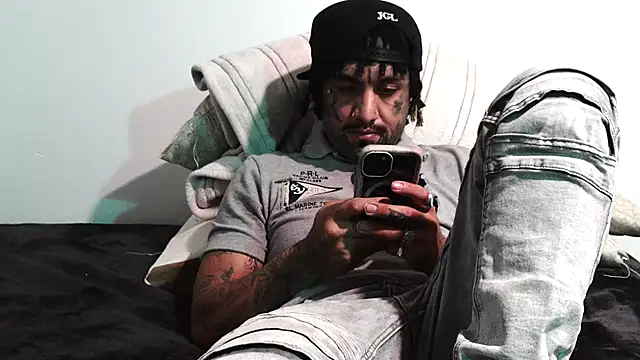 Snapshot of Azazelihornyasf chatting on 10-16-25, 09:49 Azazelihornyasf online show from 10-16-25, 09:49