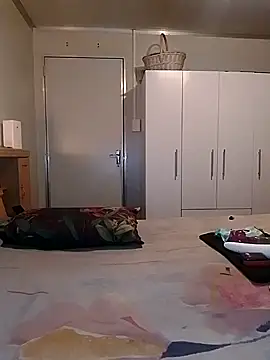 Snapshot of Hornyparratjie chatting on 12-28-24, 12:26 Hornyparratjie online show from 12-28-24, 12:26