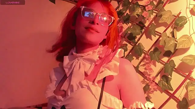 Snapshot of RedMeloddy chatting on 10-30-25, 10:32 RedMeloddy online show from 10-30-25, 10:32