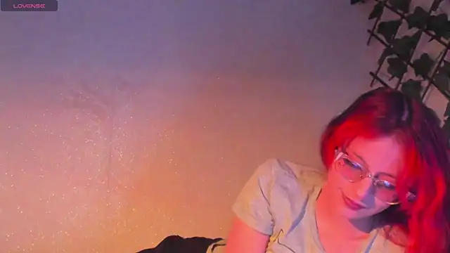 Snapshot of RedMeloddy chatting on 11-24-25, 10:42 RedMeloddy online show from 11-24-25, 10:42