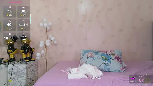 Snapshot of littleebonymommy chatting on 05-19-26, 07:53 littleebonymommy online show from 05-19-26, 07:53