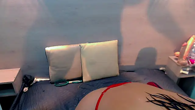 Snapshot of Isalombardi chatting on 02-16-25, 05:48 Isalombardi online show from 02-16-25, 05:48