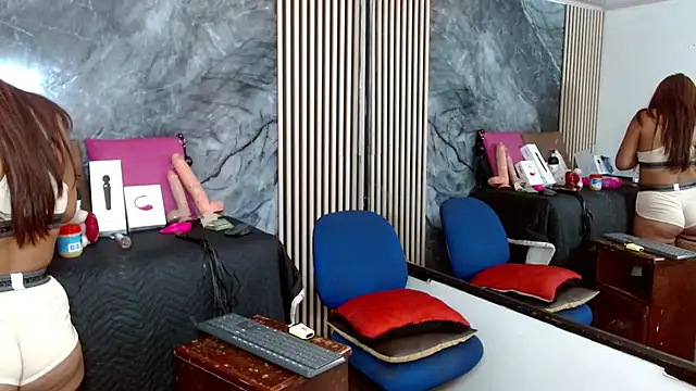 Snapshot of Isalombardi chatting on 03-20-25, 02:40 Isalombardi online show from 03-20-25, 02:40