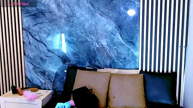 Snapshot of Isalombardi chatting on 09-20-25, 02:45 Isalombardi online show from 09-20-25, 02:45