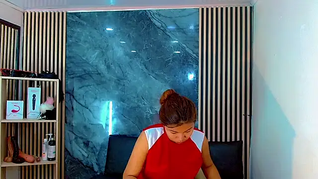 Snapshot of Isalombardi chatting on 10-23-25, 03:50 Isalombardi online show from 10-23-25, 03:50