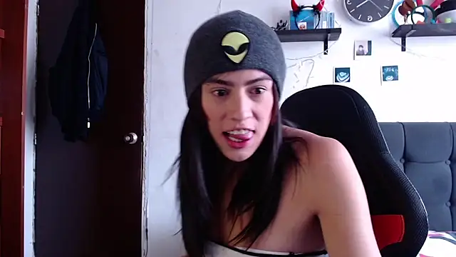 Snapshot of Lauraxdoll chatting on 02-04-25, 08:59 Lauraxdoll online show from 02-04-25, 08:59