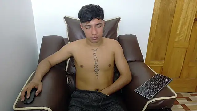 Snapshot of jonmaykolrose chatting on 11-13-25, 06:51 jonmaykolrose online show from 11-13-25, 06:51