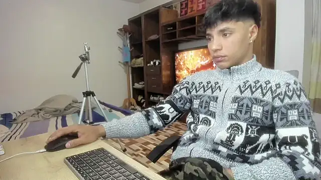 Snapshot of jonmaykolrose chatting on 12-14-25, 12:38 jonmaykolrose online show from 12-14-25, 12:38