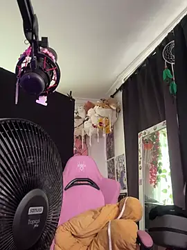 Snapshot of pawmistry chatting on 03-02-25, 09:43 pawmistry online show from 03-02-25, 09:43