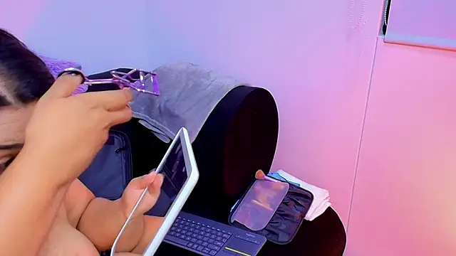 Snapshot of Brenda__gomez chatting on 01-18-25, 05:41 Brenda gomez online show from 01-18-25, 05:41